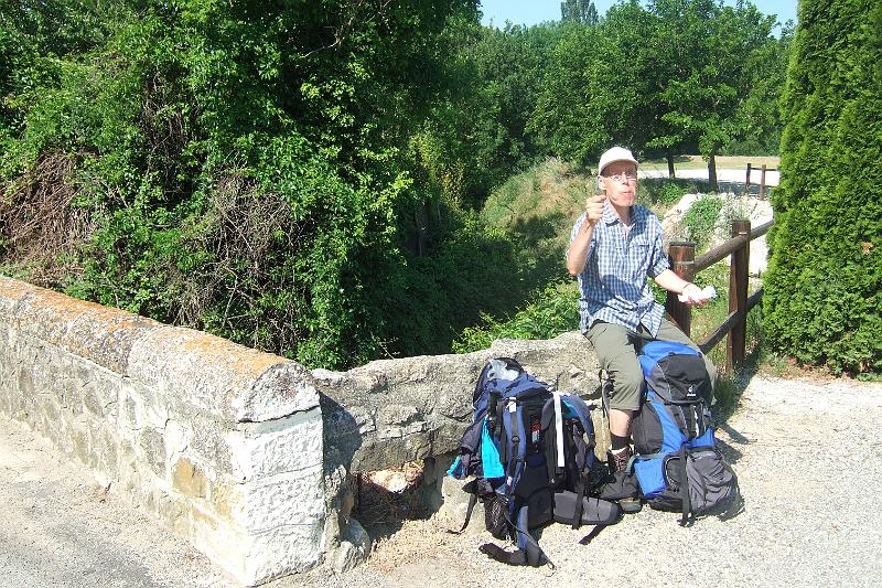 2011-05- (1500).JPG - Nach gut 4 km gönnen wir uns eine kleine Frühstückspause